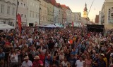 Der Welser Stadtplatz und seine Gäste