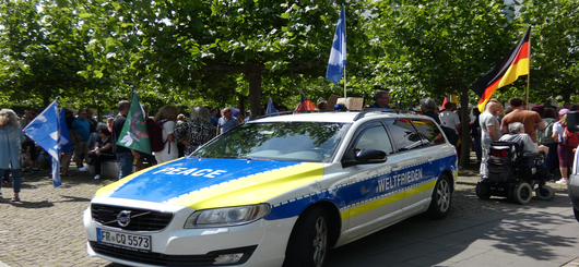 Ein vermeintlicher Polizeiwagen in neuem Outfit
