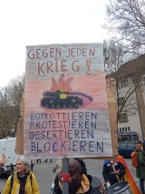 Teilnehmer mit Plakat, Schlossplatz, Stuttgart, 4. April 2026, Foto: Sergej Perelman