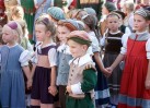 die begeisterte Kinderschar der Lore-Kinder beim Umzug